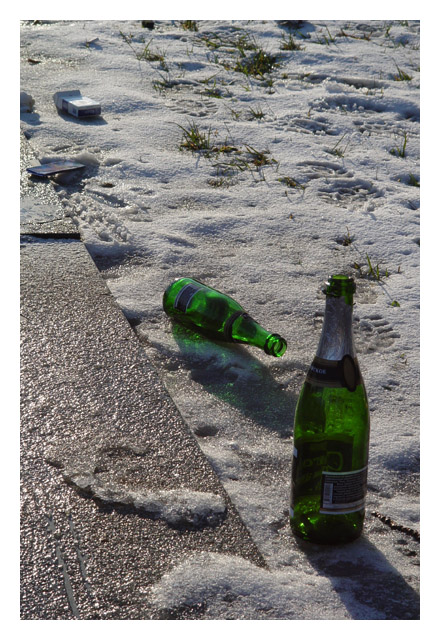 Ещё слышится гул и веселье...