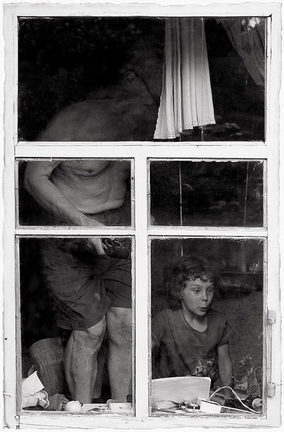 дедушка и внучка.ремонт электрики.