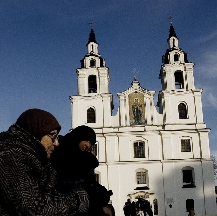 *возле церкви*