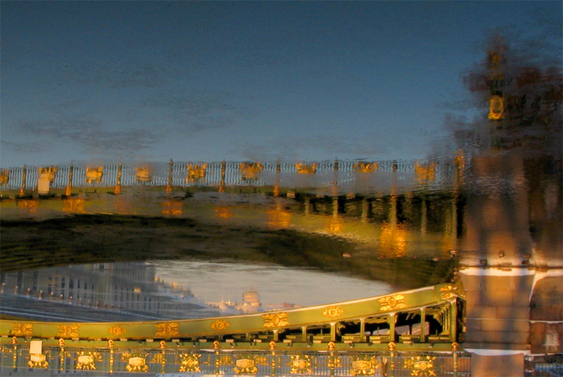 Выйдут из мрака - всe ярче цвета, осязательней формы...