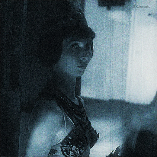 на миг она остановилась...