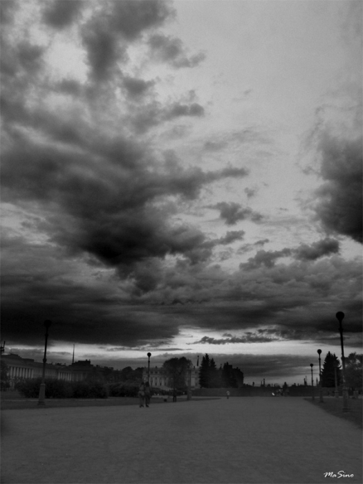 Меняя очертания и позы, Уносятся на запад и на юг.