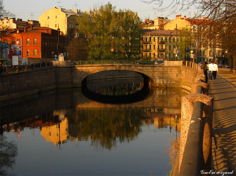 В спокойных водах тихого канала, Как в зеркале, любуются собой...