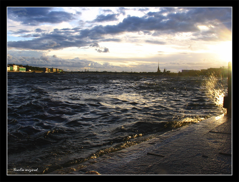 Солнце сыплет блеск Из облачных прорех.