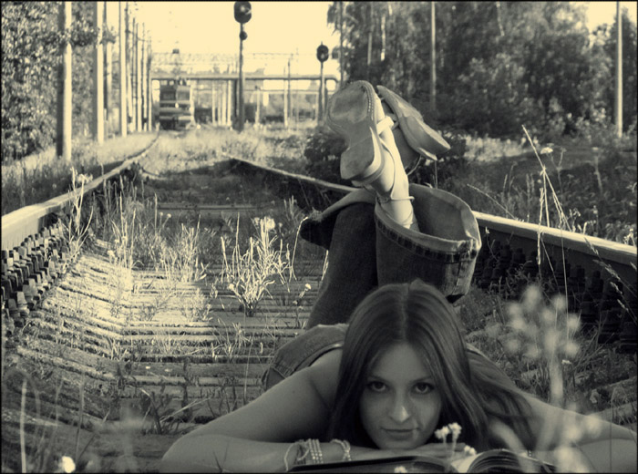 поезд. рельсы. девушка.