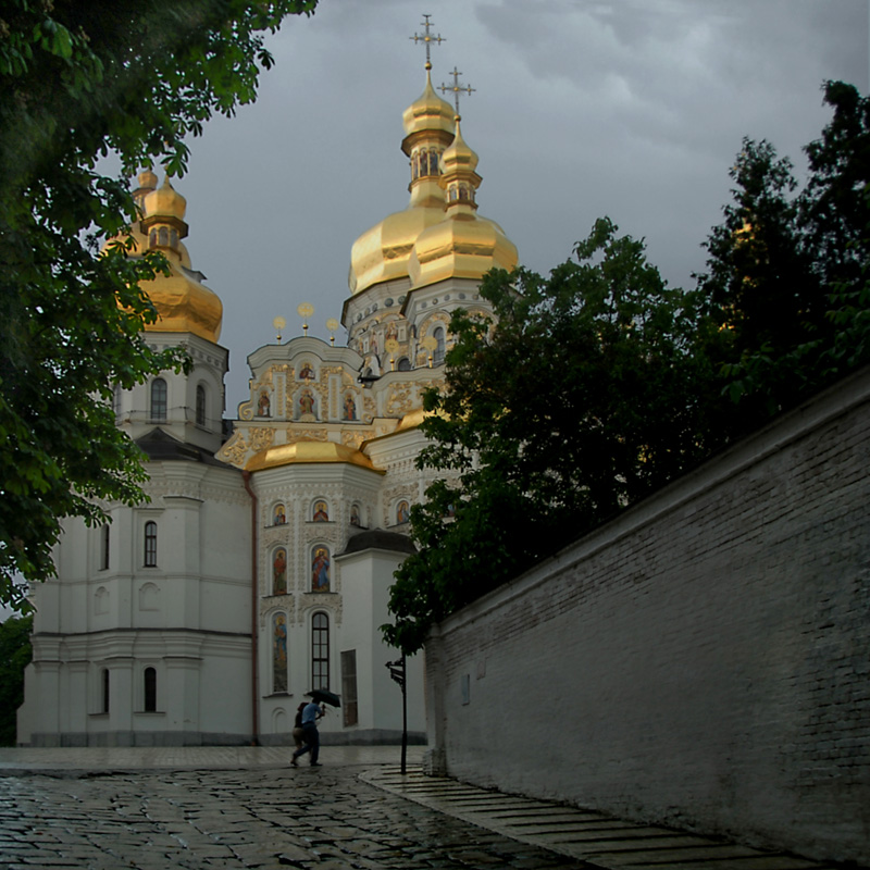 Воскресенье. Дождь. Лавра. II. (под зонтиком)
