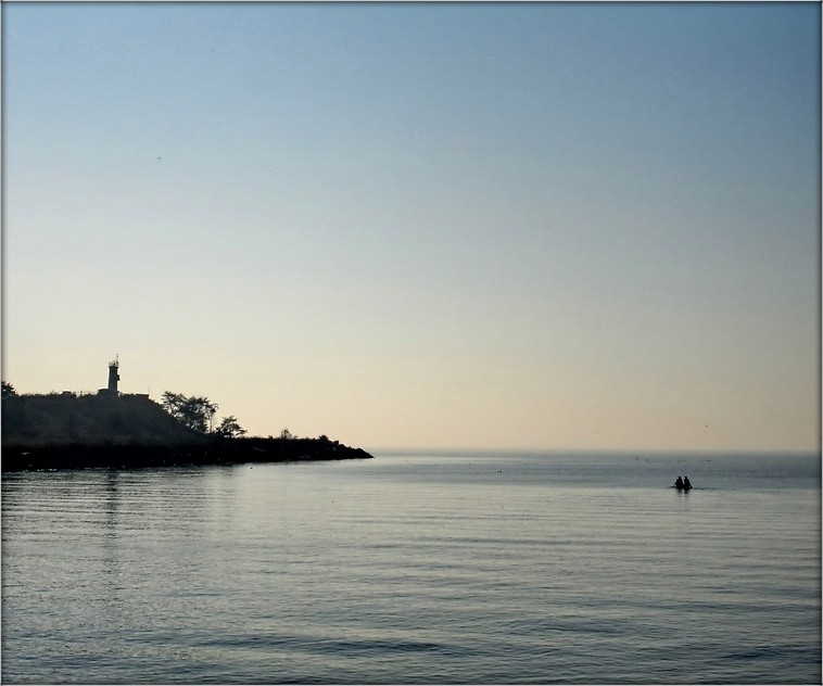 двое ў каноэ і маяк