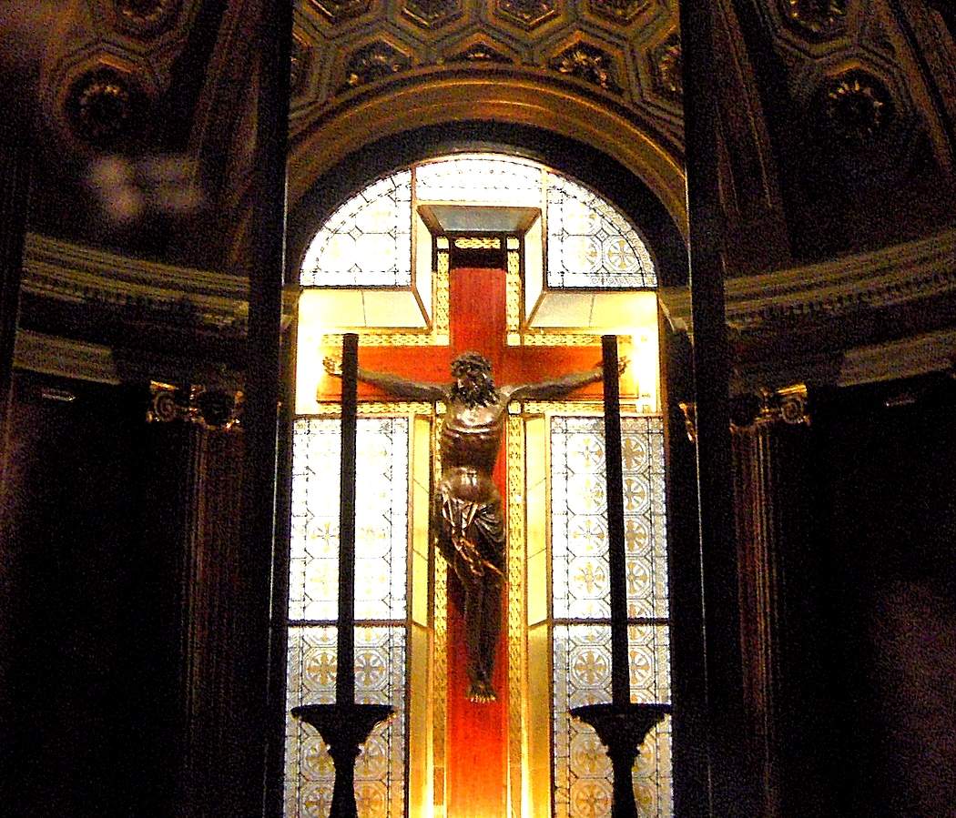 В соборе интерьер