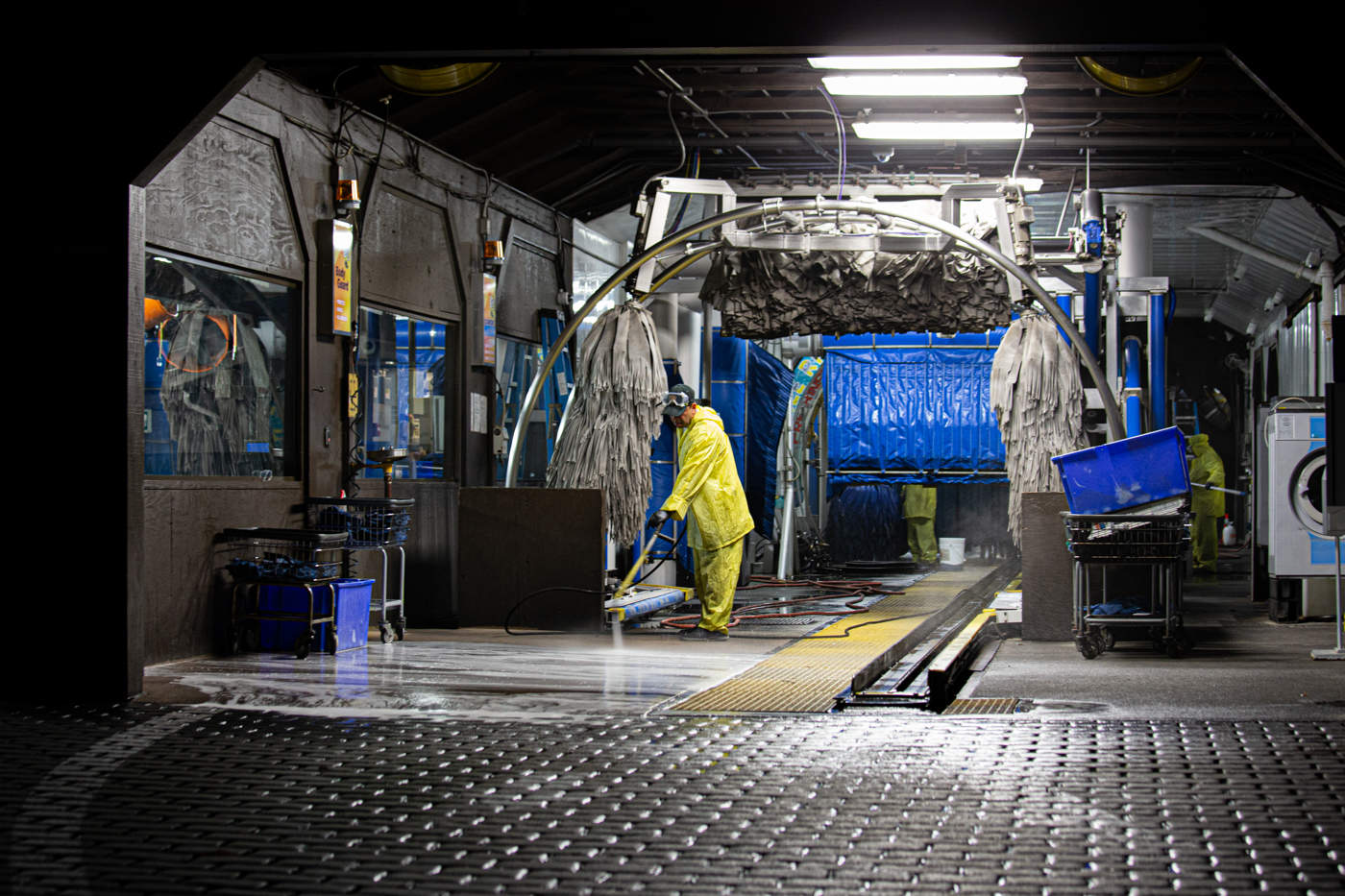 Автомойка. Ночь.