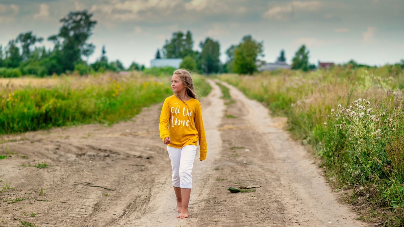 Василиса идёт из деревни