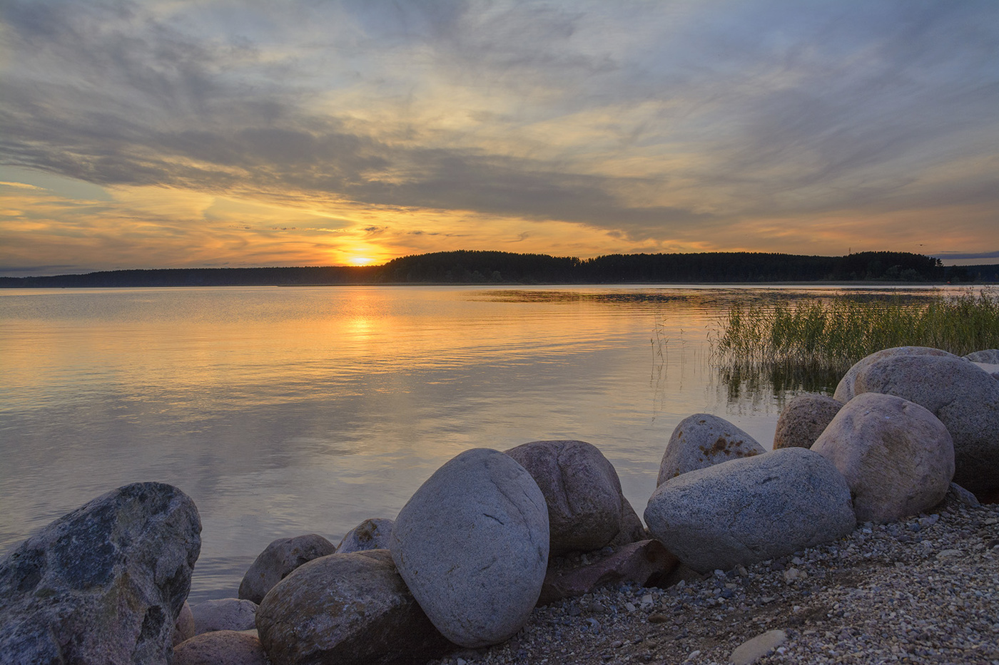 Летний вечер на озере.