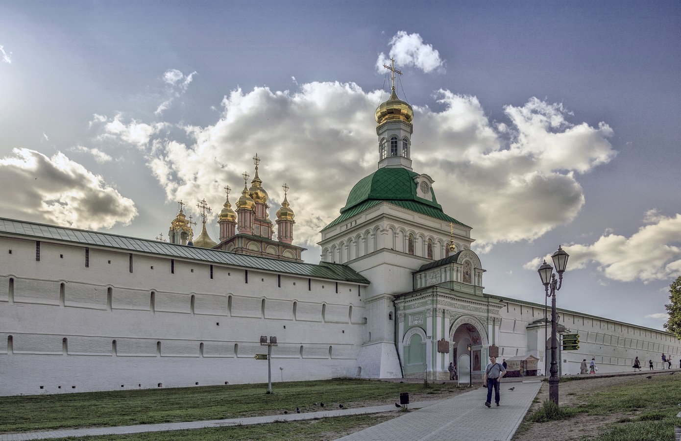 У стен Лавры.