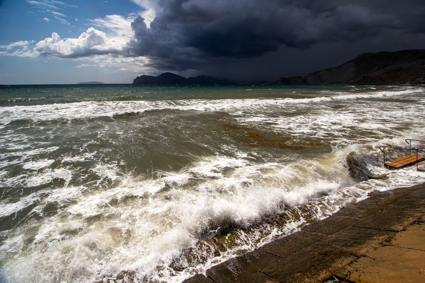 Накрывает...