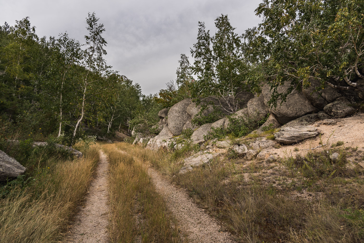 Дорога между скал и камней