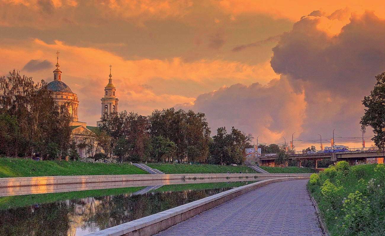 Летним вечером перед грозой