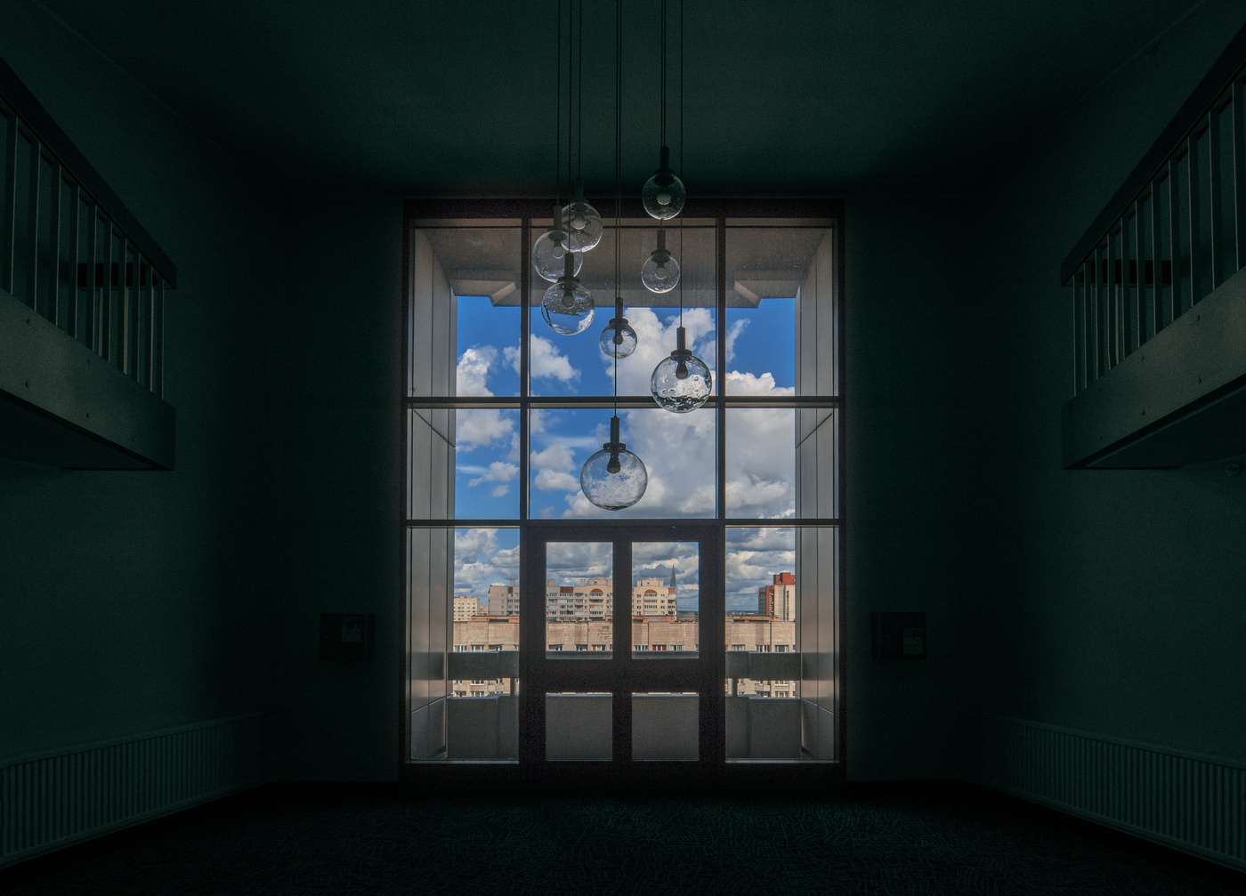 Окно с видом на облака