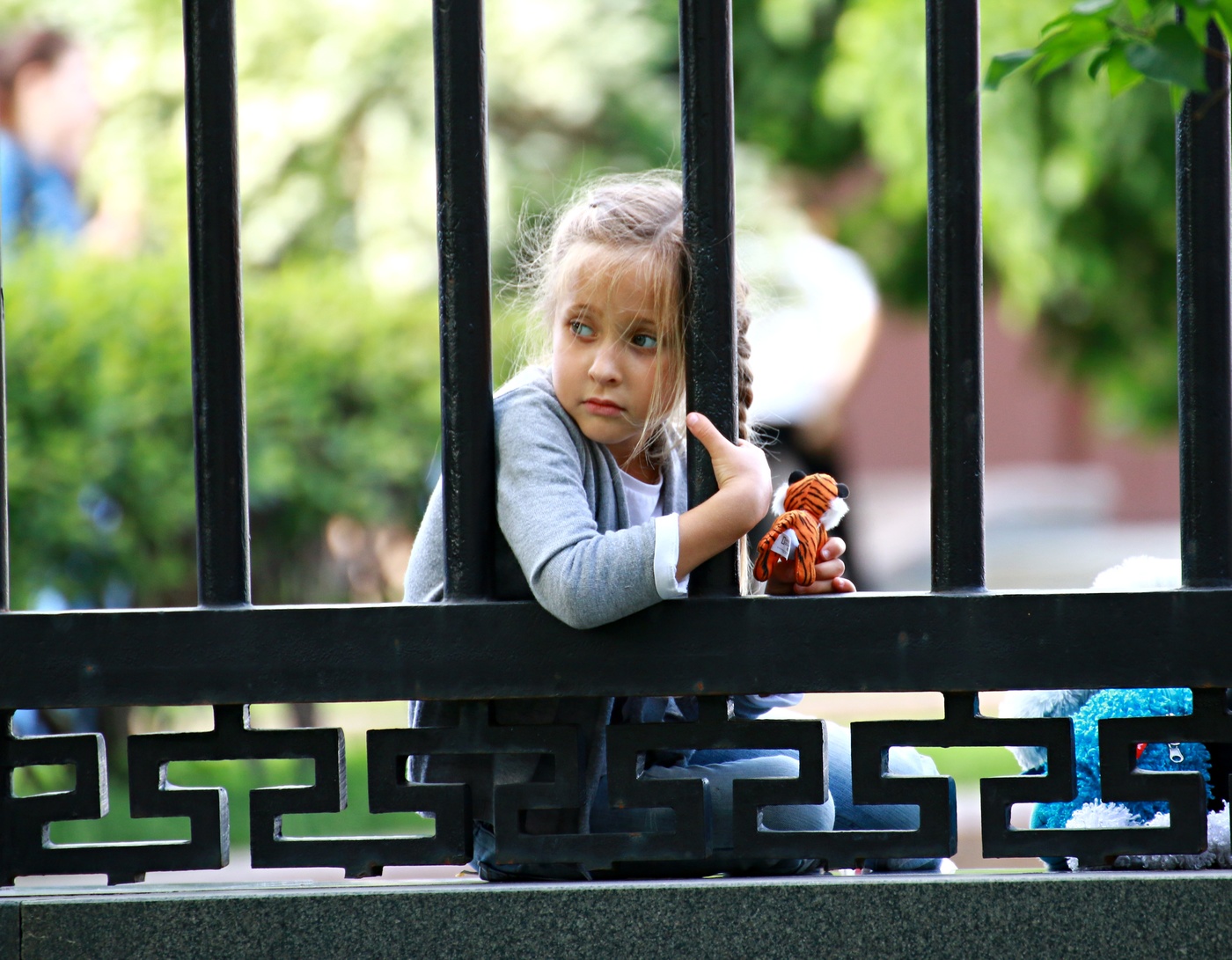 Загрустила