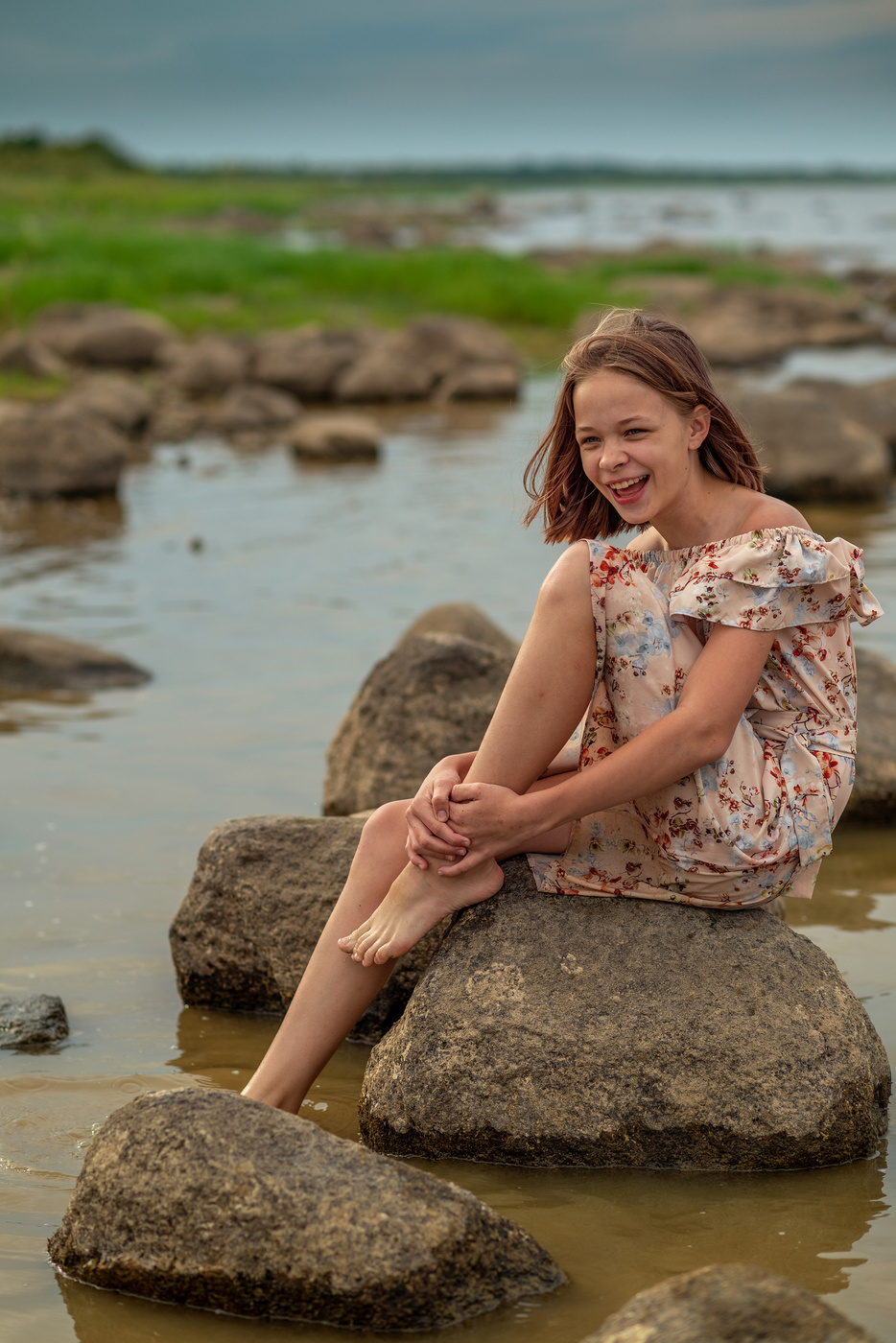 Девочка на камне