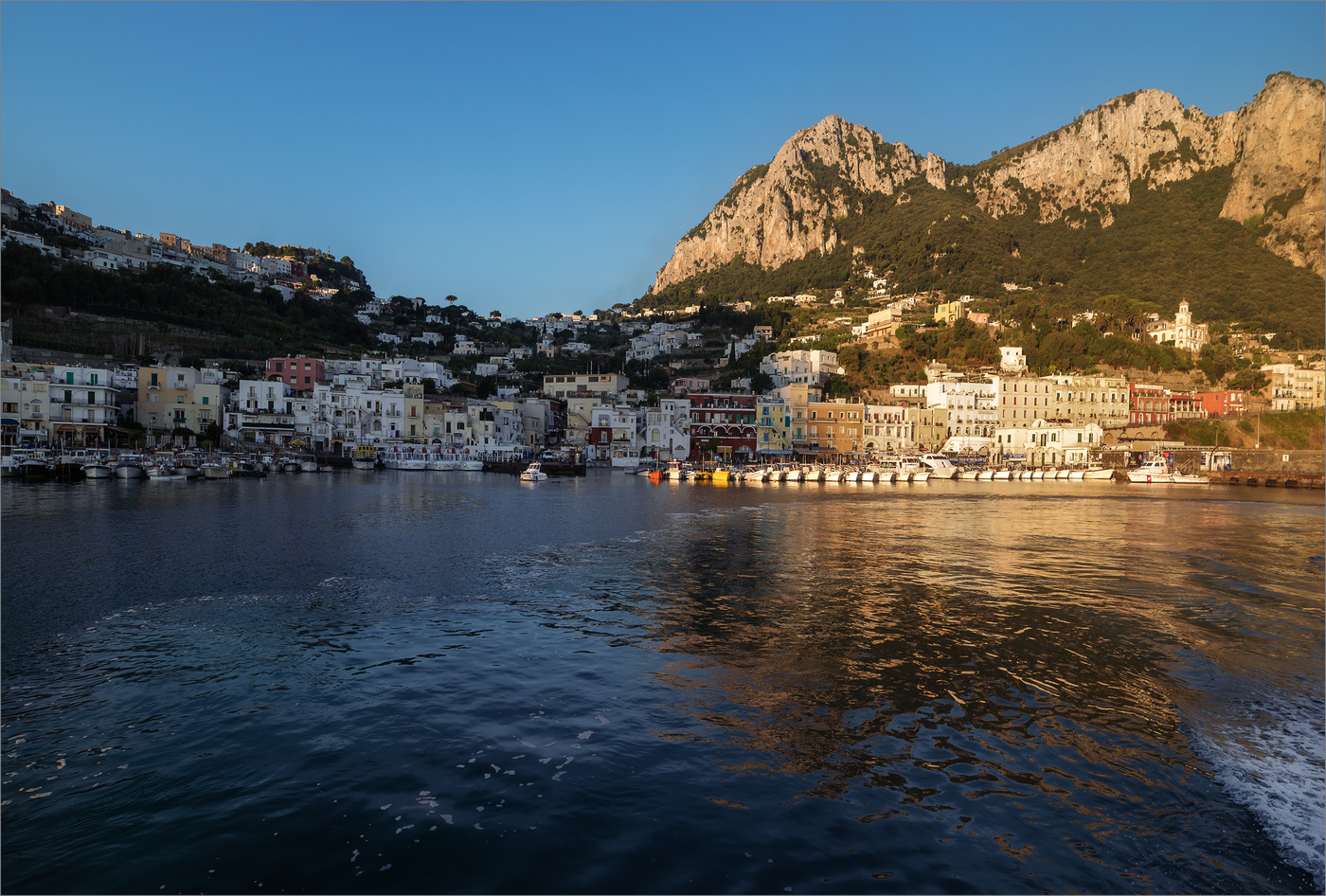 Над Капри безоблачное небо