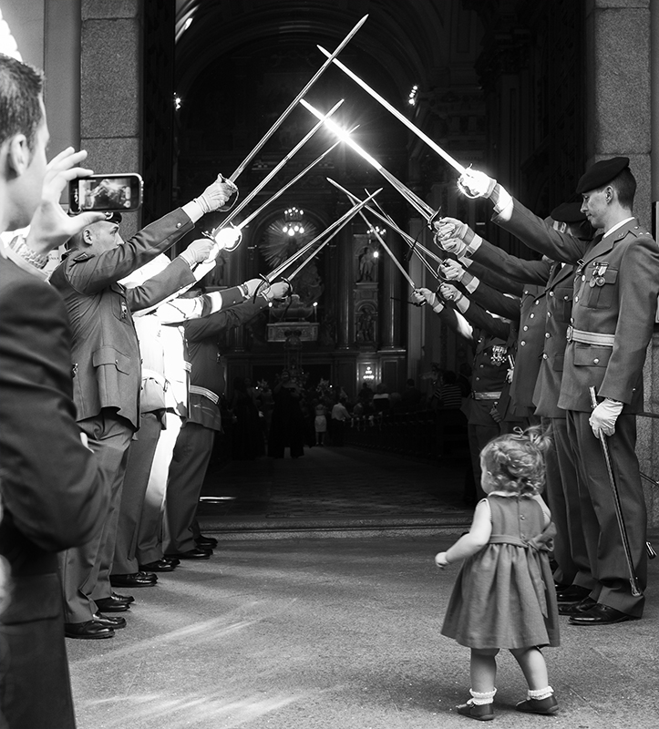 Когда солнышко мирно блестит на шпагах....