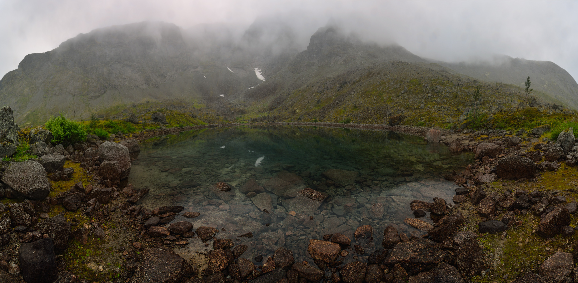 Озеро у цирка Ганешина и перевал Географов