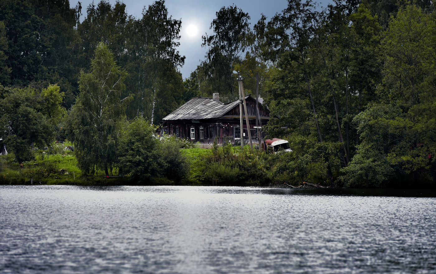 На берегу пруда.