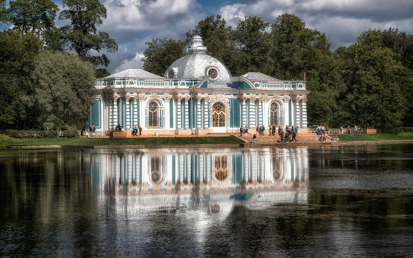 Павильон Грот. Задумана, как лодочная пристань.