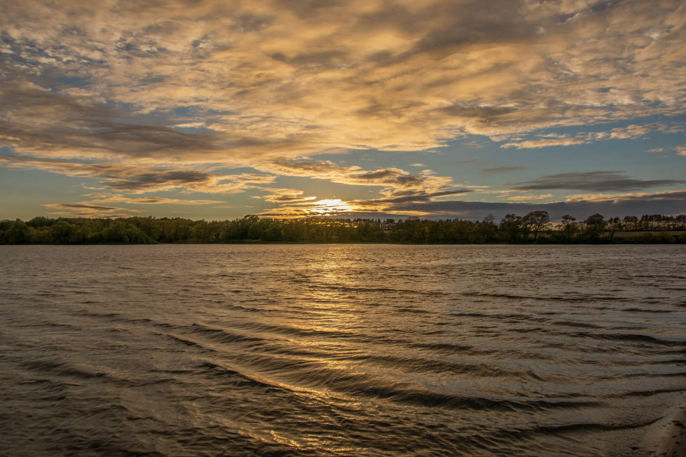 Украшен вечер золотом заката...