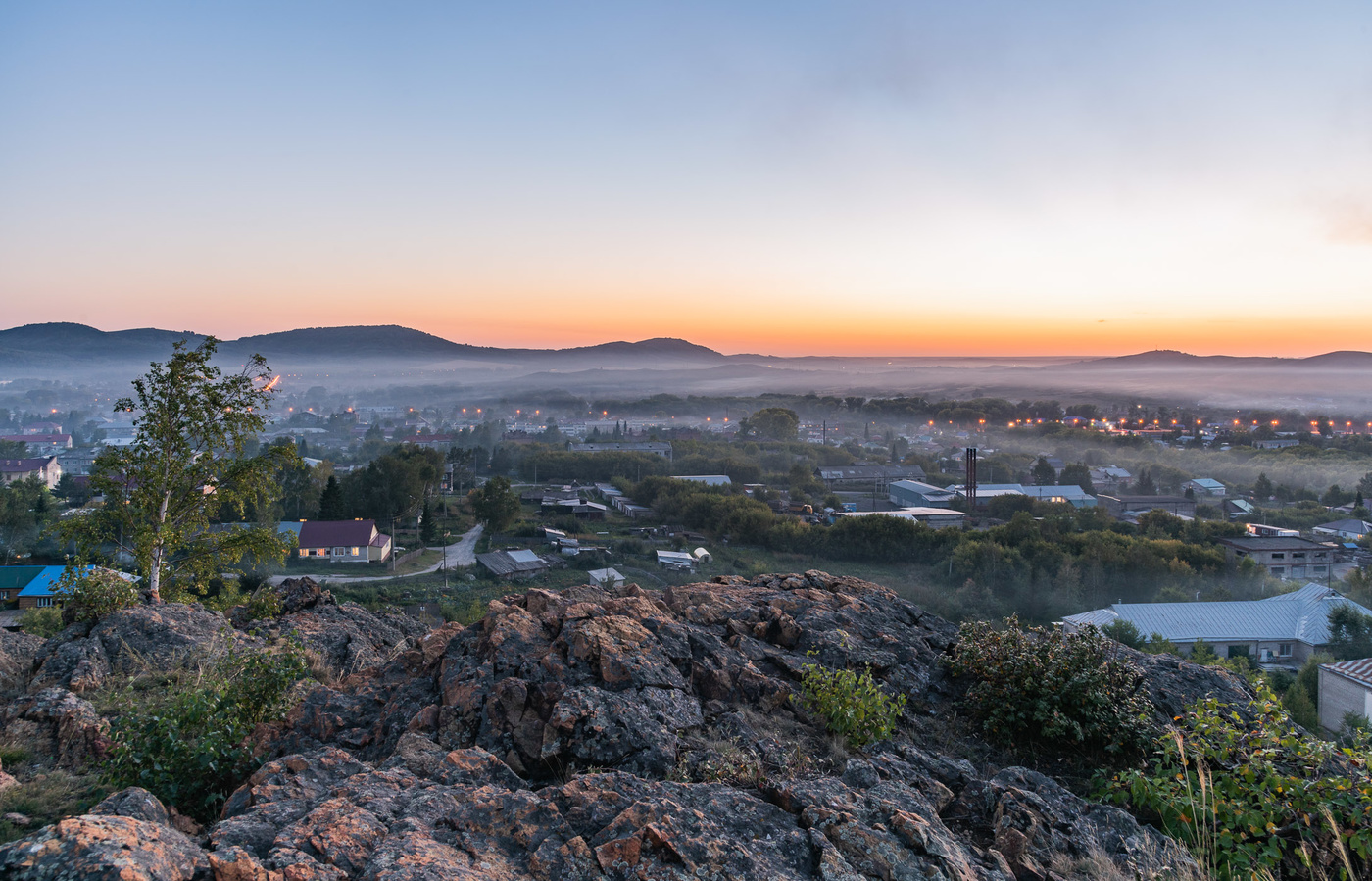 Вечерний город в синей дымке тает...
