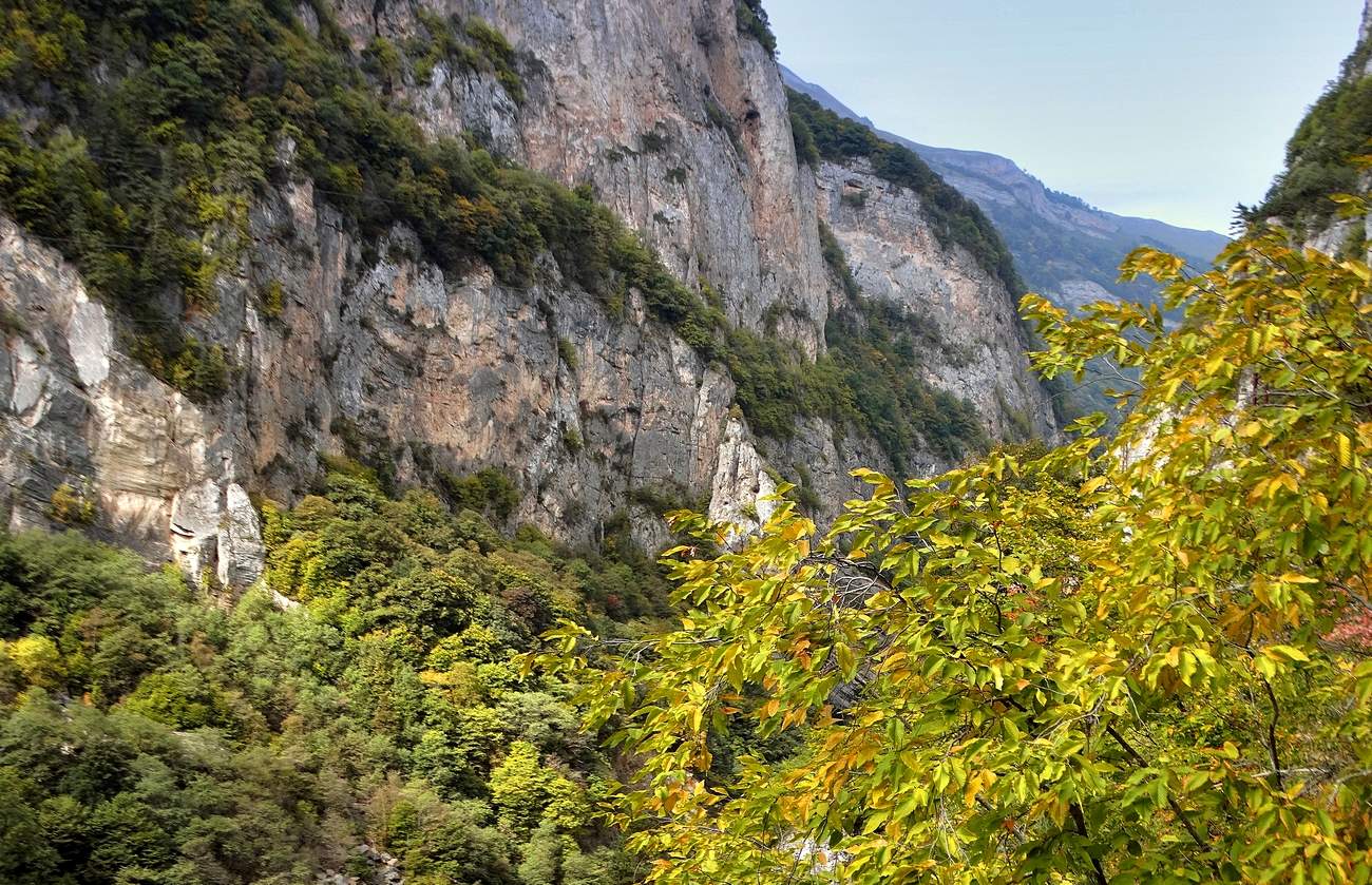 Осень наступает в горах Кавказа