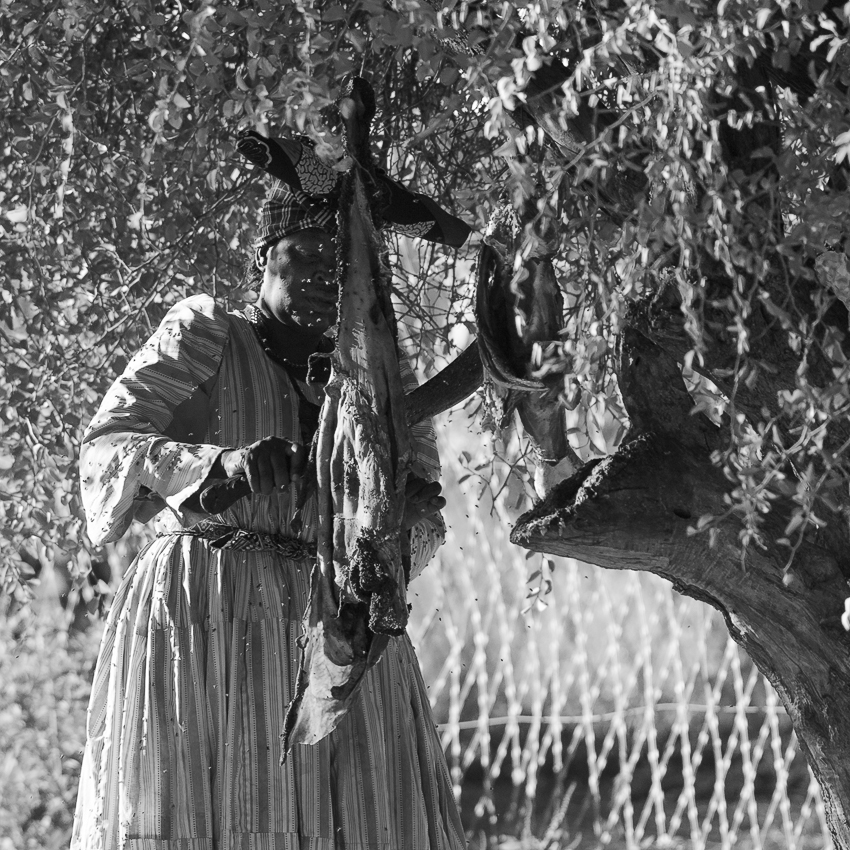 Уверенным движением...