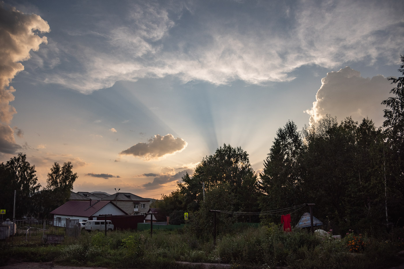 Красное платье