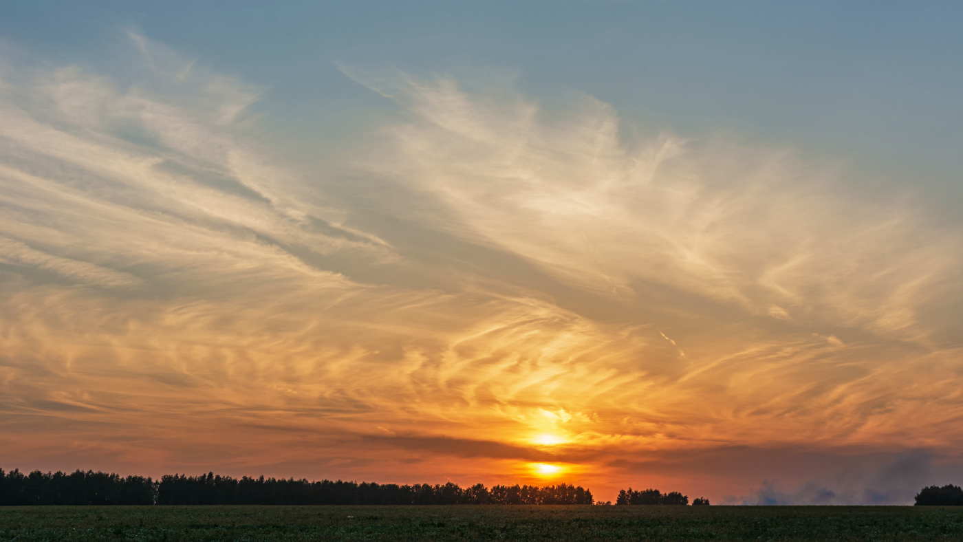 Золотым закатом улетало лето...