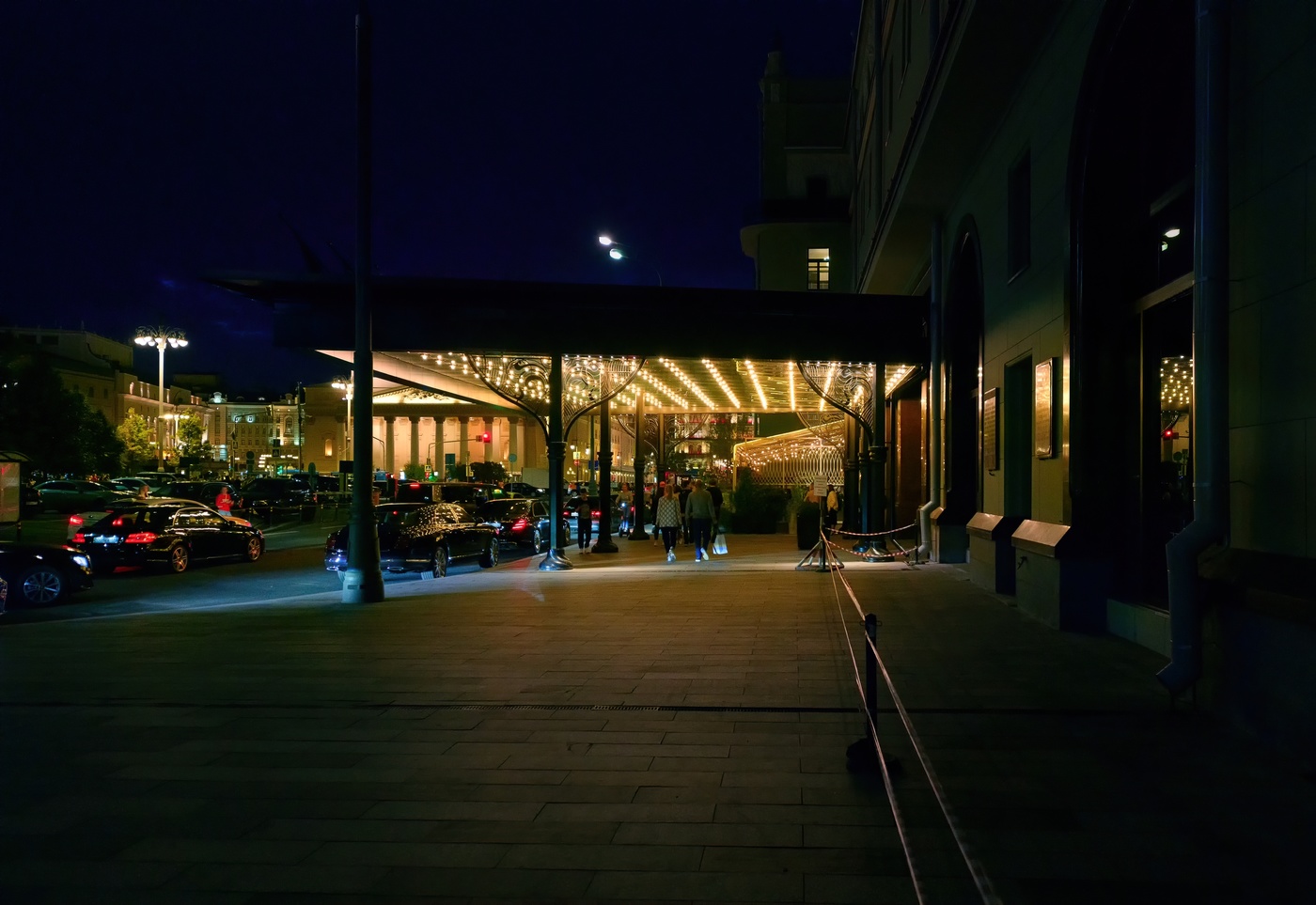 У входа в гостиницу Метрополь