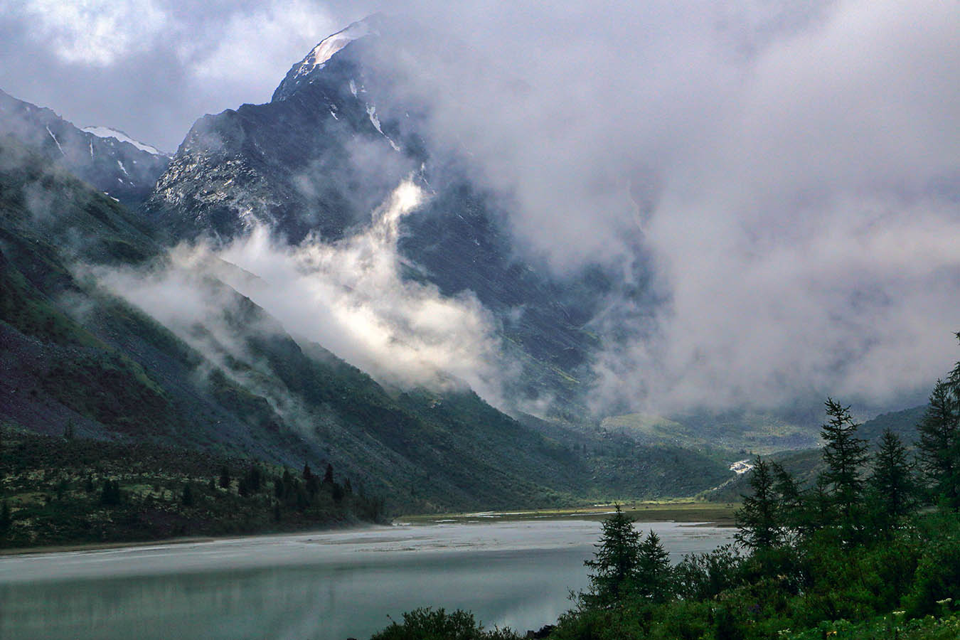 У Аккемского озера