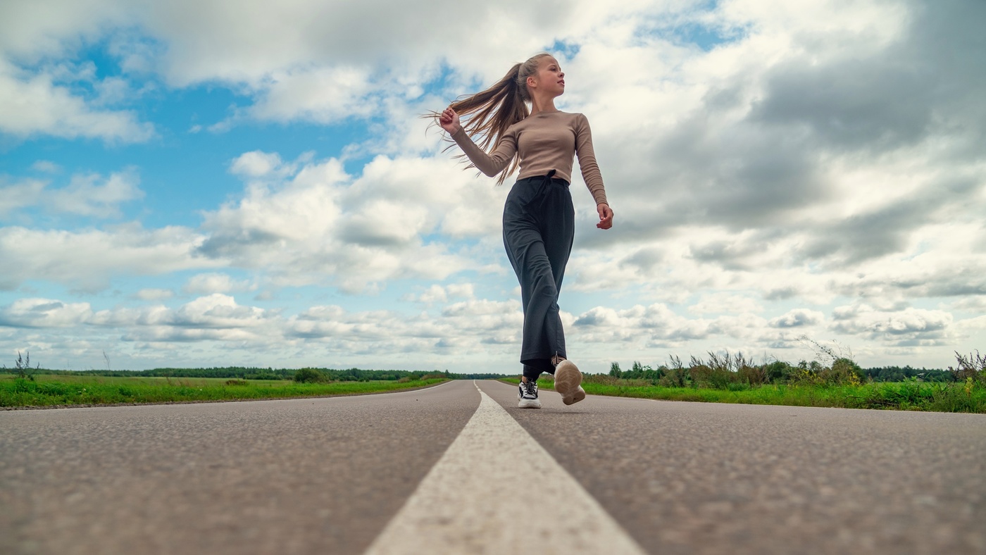 Бодрым шагом по шоссе