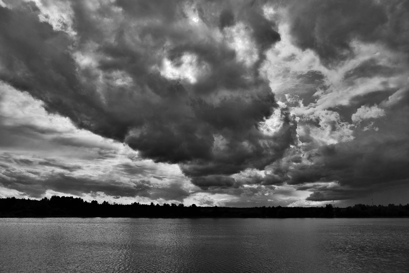 Тучи над озером ...