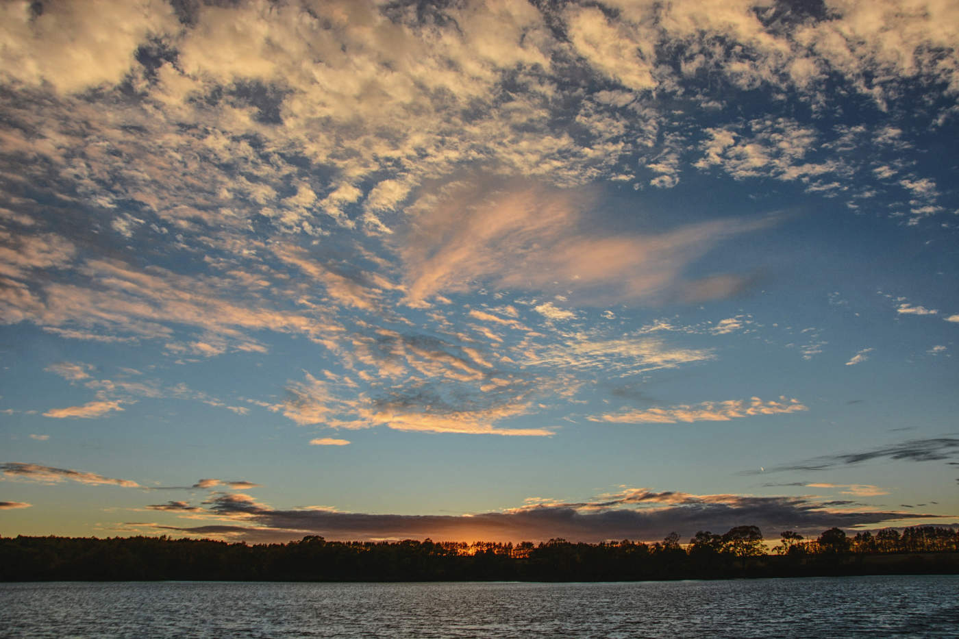 Зари вечерней кружева...