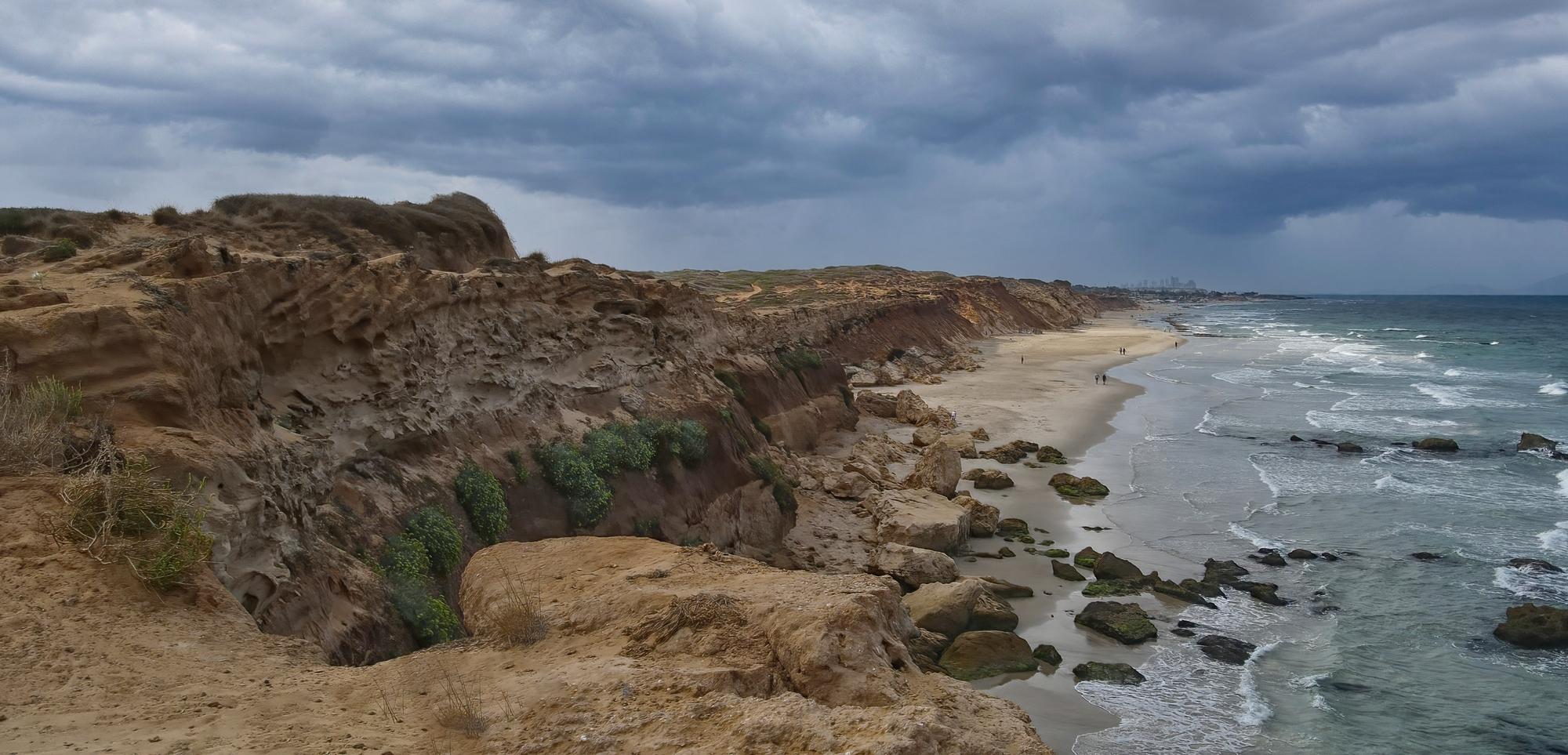 Каменистый берег