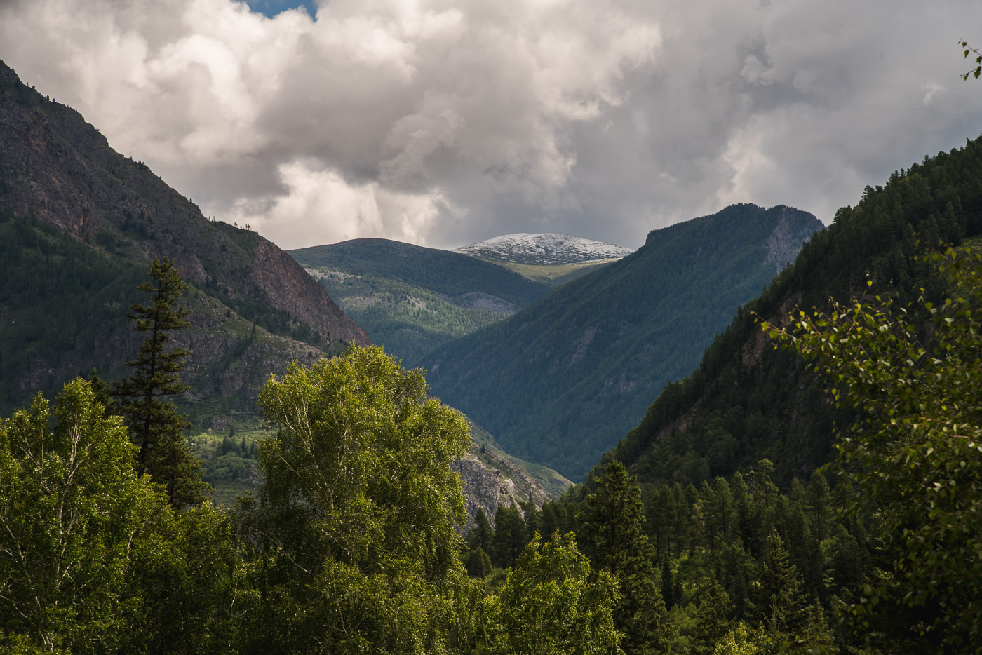 А на вершине снег..