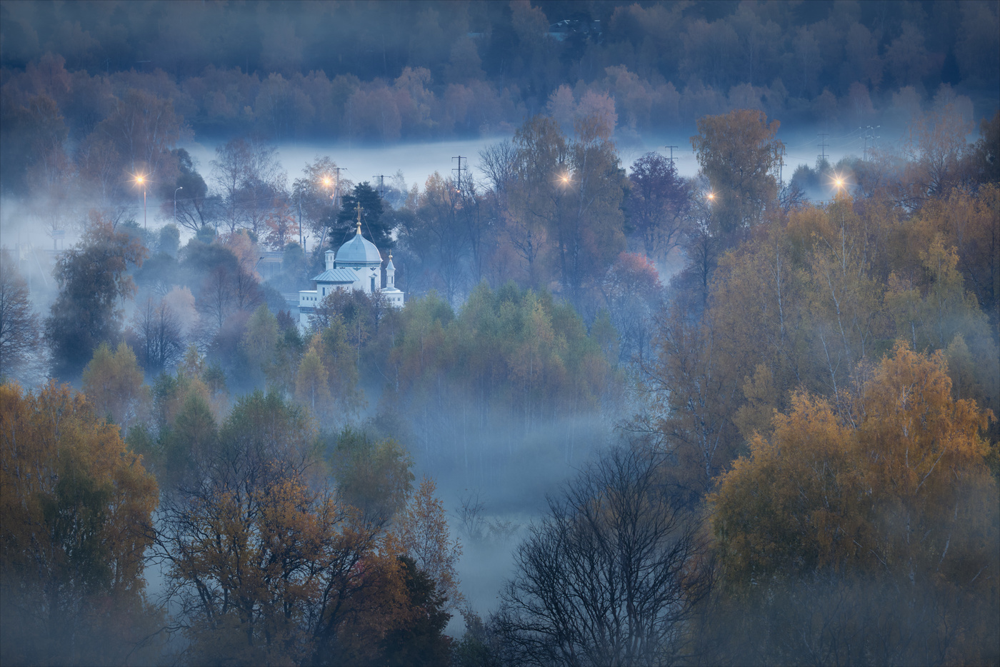 В предрассветных сумерках.