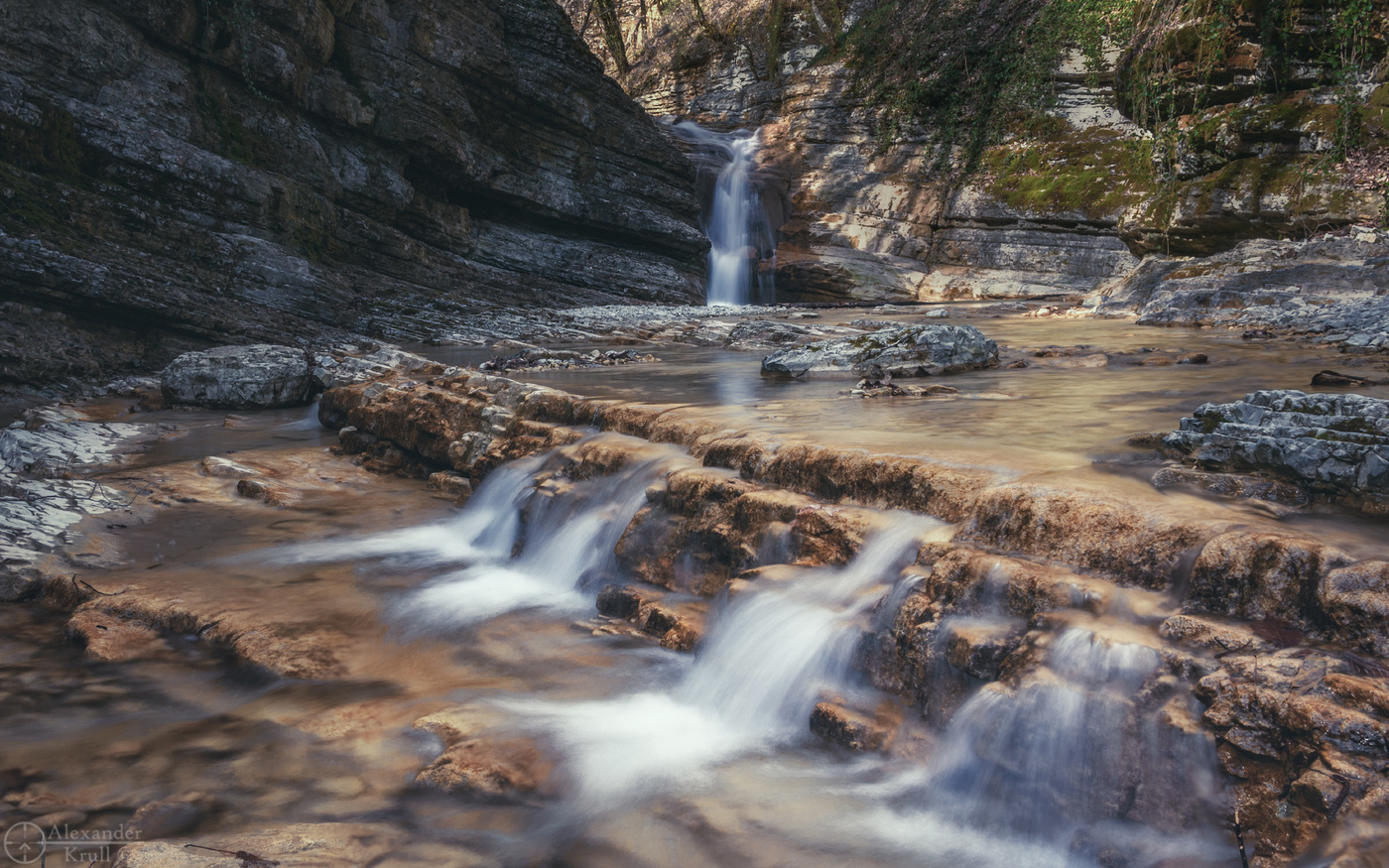 По водопадам речки Каменистой