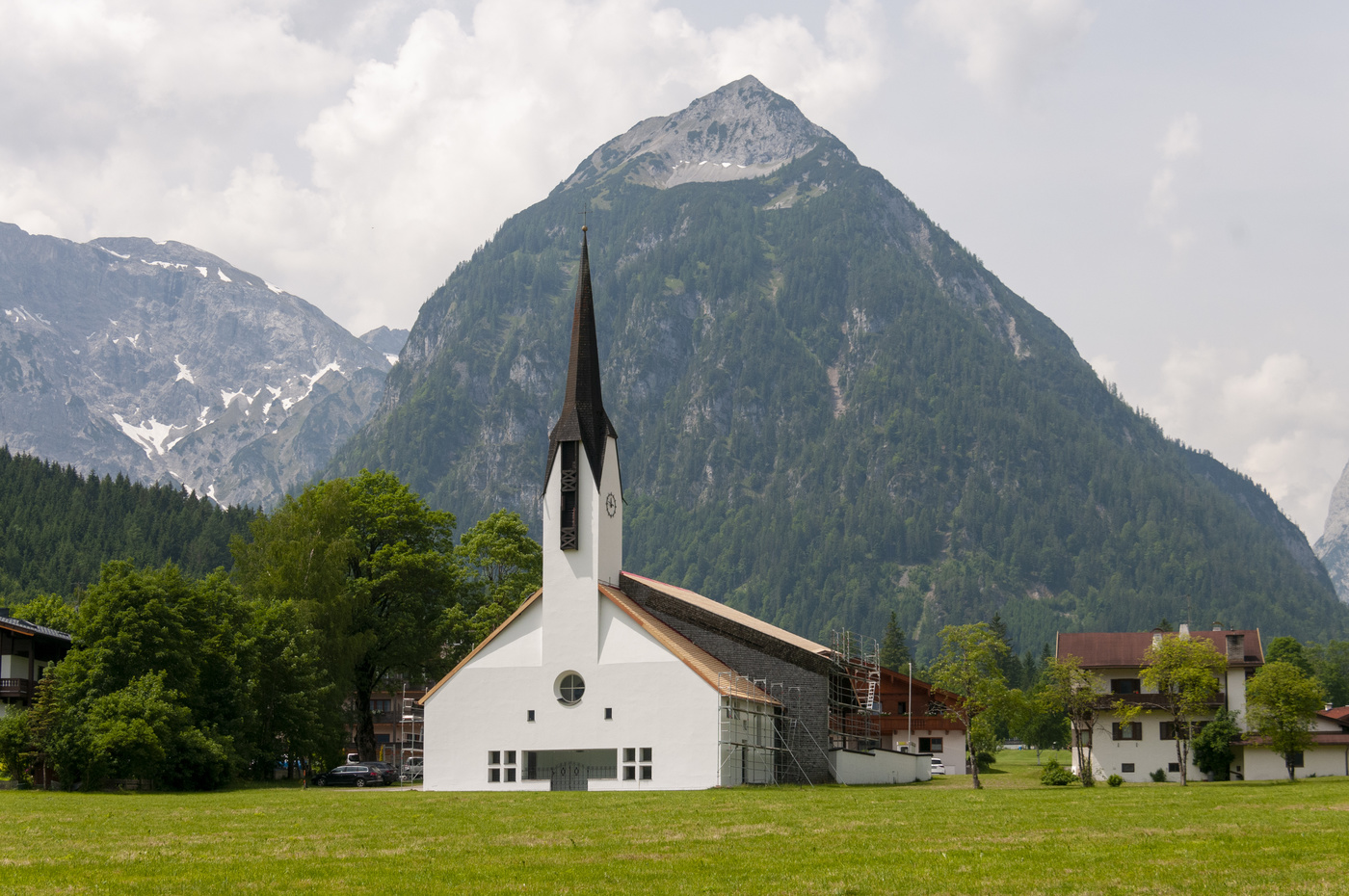 Храм у горы