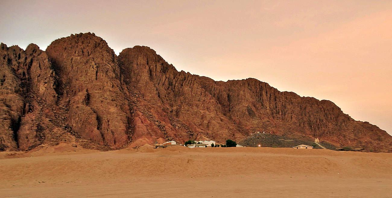 К вечеру добрались до поселения в горной пустыне