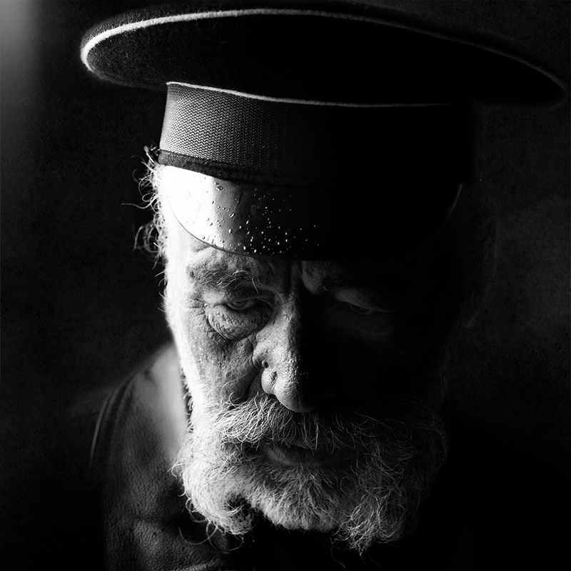 что-то знает