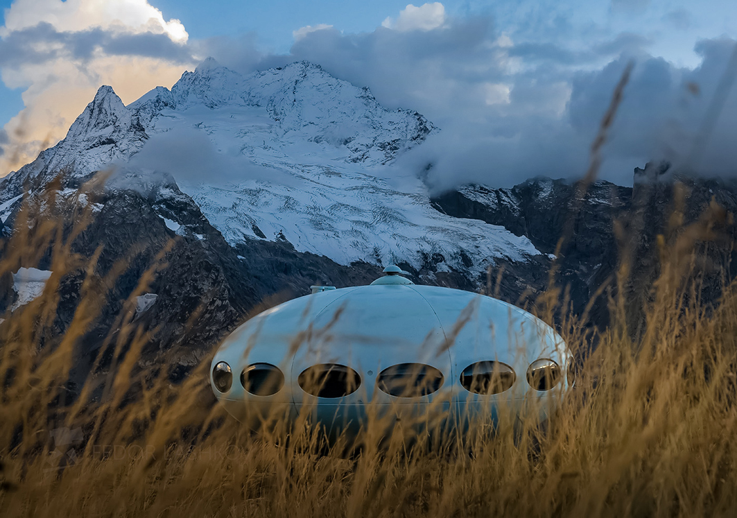 Гостиница «Футуро» на фоне гор