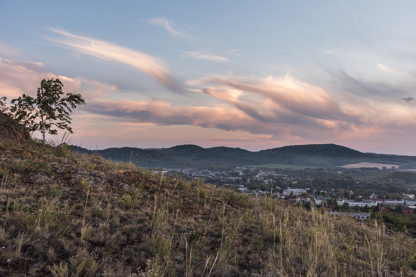 Огнедышащий дракон пролетает над городом