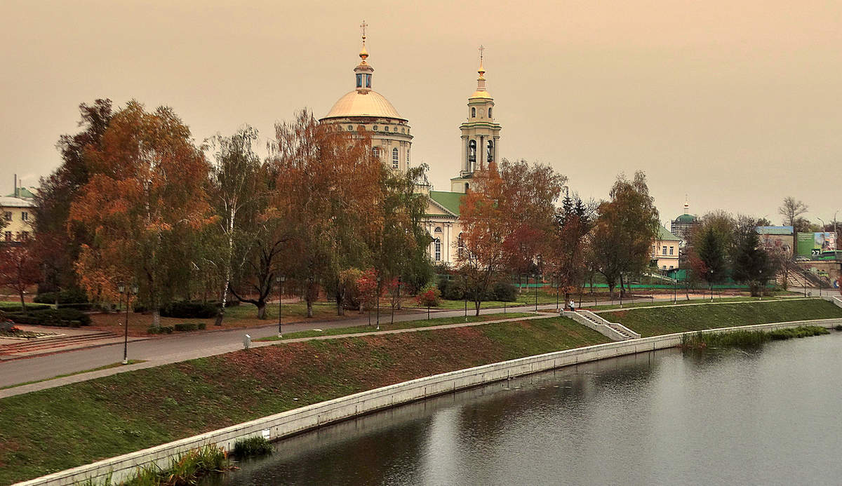 Собор в осеннем убранстве