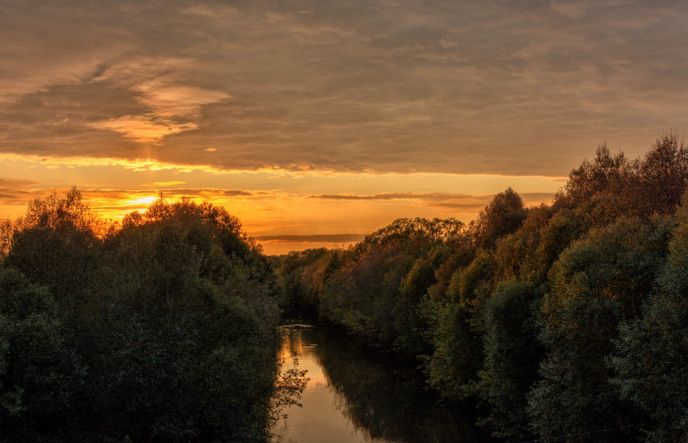 Уходил сентябрь золотом заката...