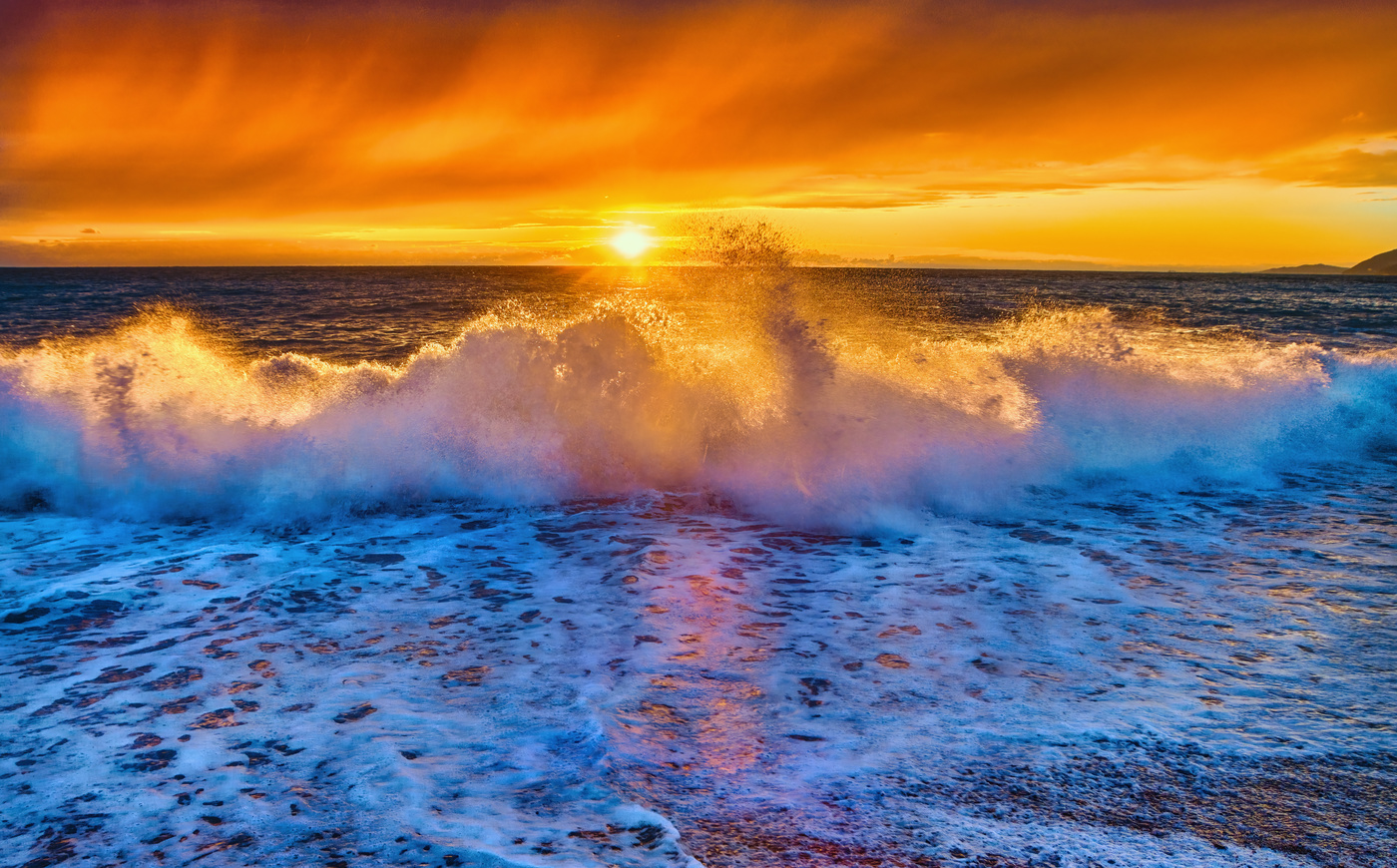 Вечерняя волна в багровых тонах.